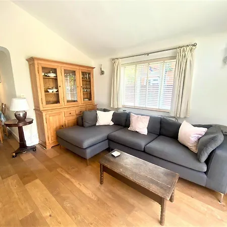 Spacious Home Near The Marinas With Ample Parking Lymington Exterior photo