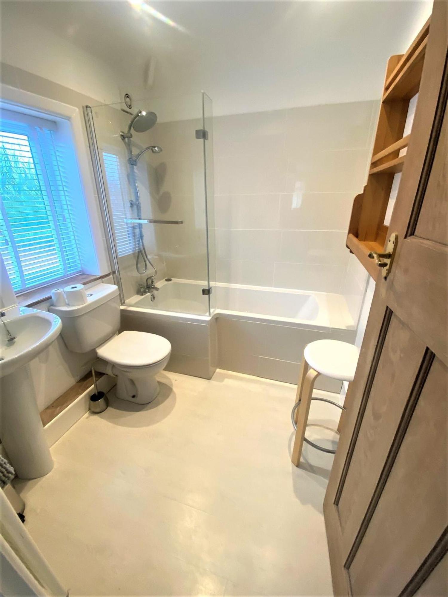 Spacious Near The Marinas With Ample Parking