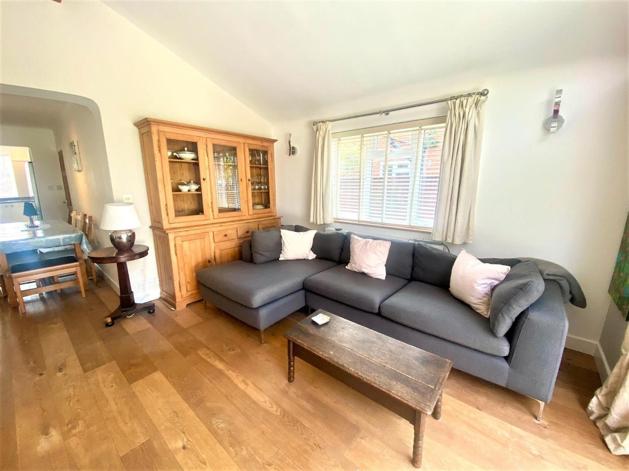 Spacious Near The Marinas With Ample Parking *